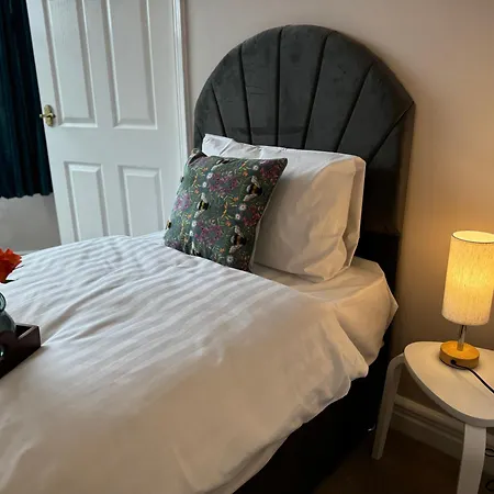 Spacious Home, Walk To City Centre & Free Parking Worcester Exterior photo