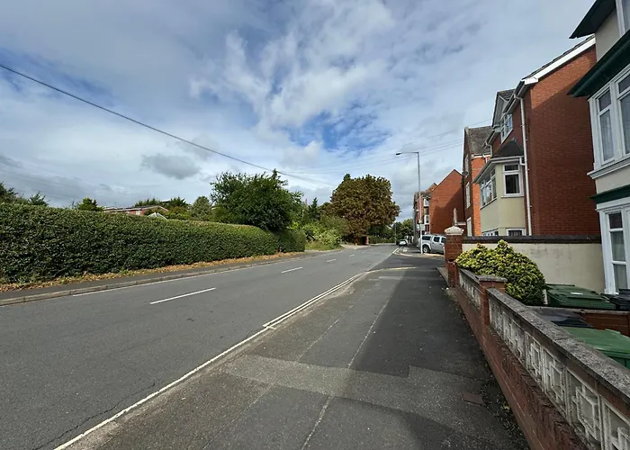 Spacious Home, Walk To City Centre & Free Parking