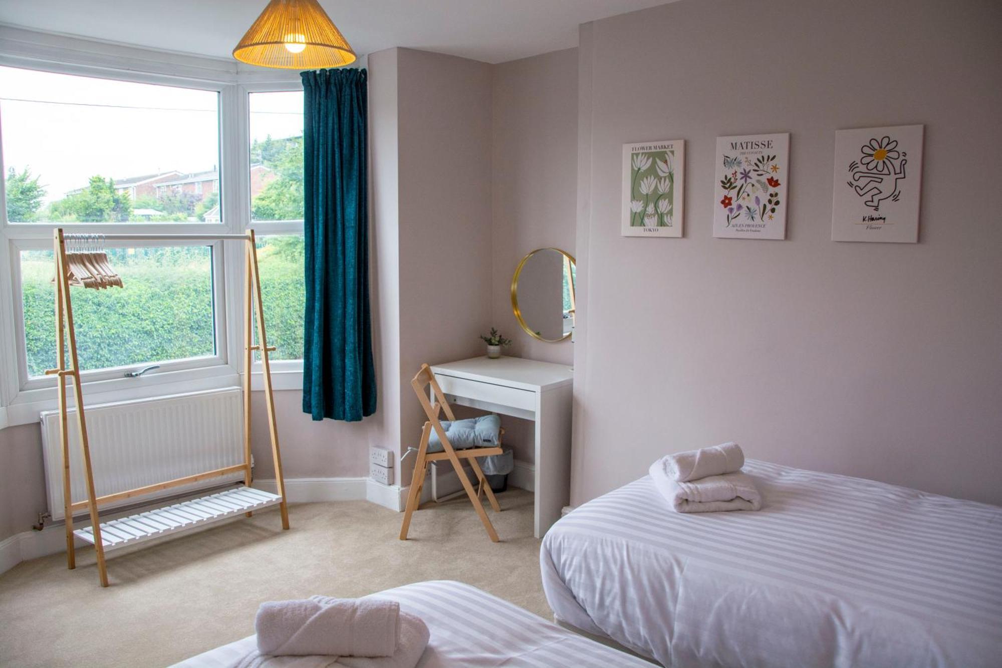 Holiday home Spacious Home, Walk To Centre & Free Parking