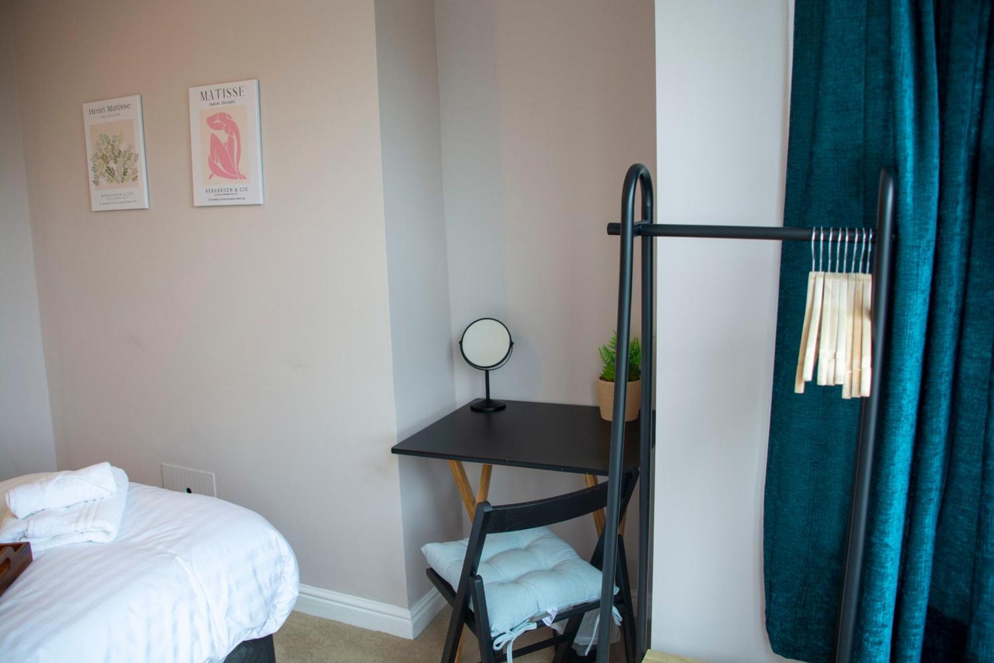 Holiday home Spacious Home, Walk To Centre & Free Parking *