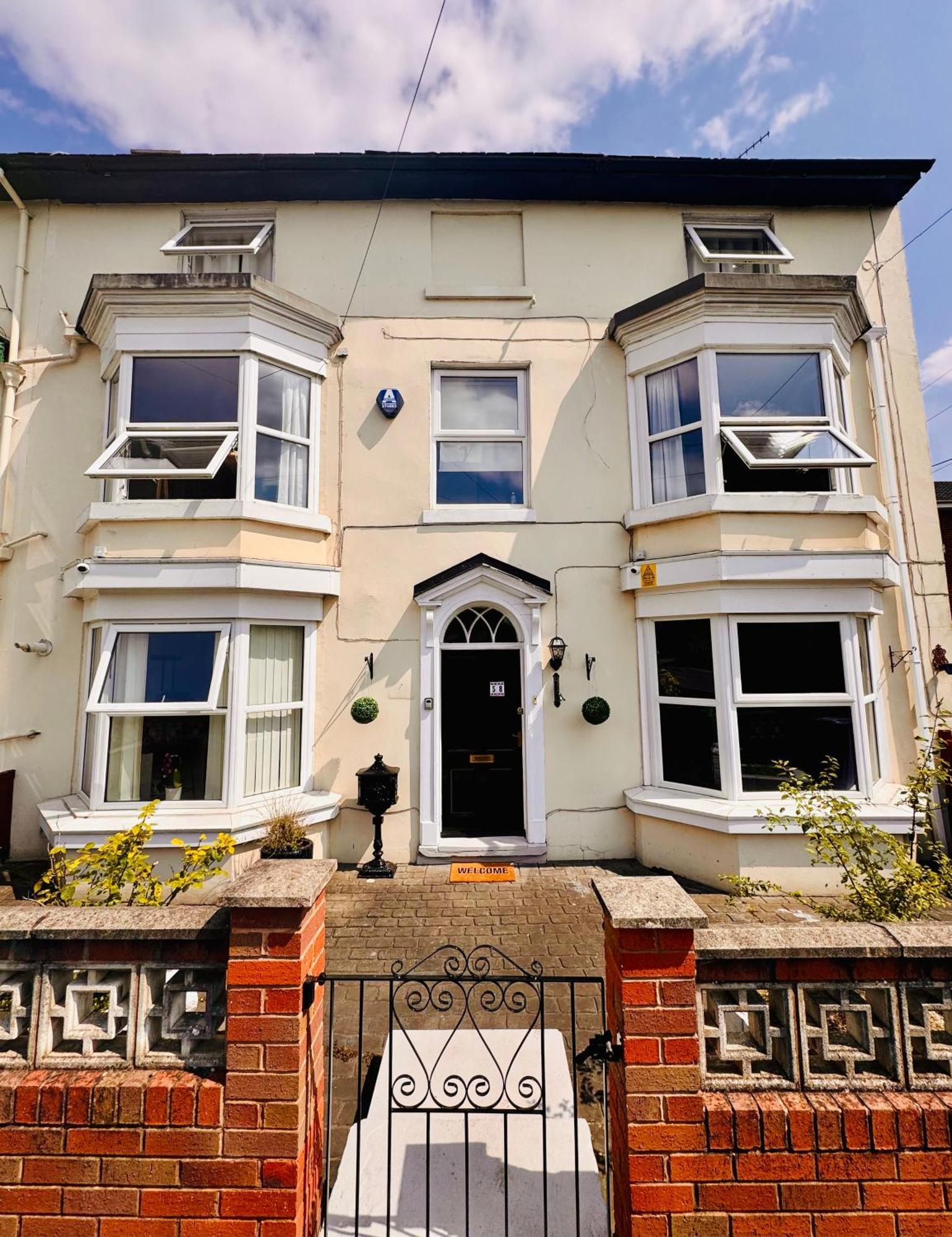 Holiday home Spacious Home, Walk To Centre & Free Parking *