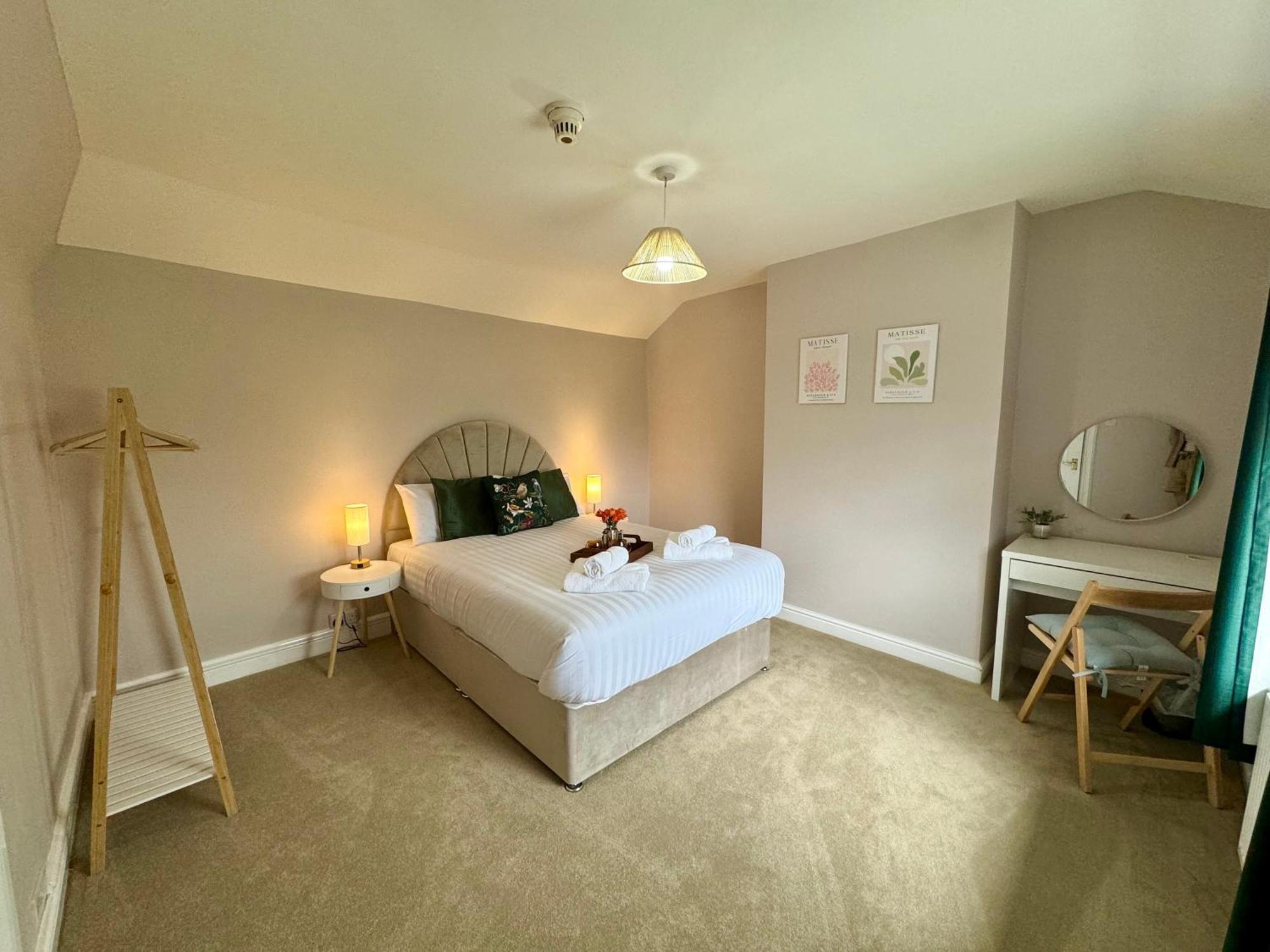 Spacious Home, Walk To Centre & Free Parking * Worcester
