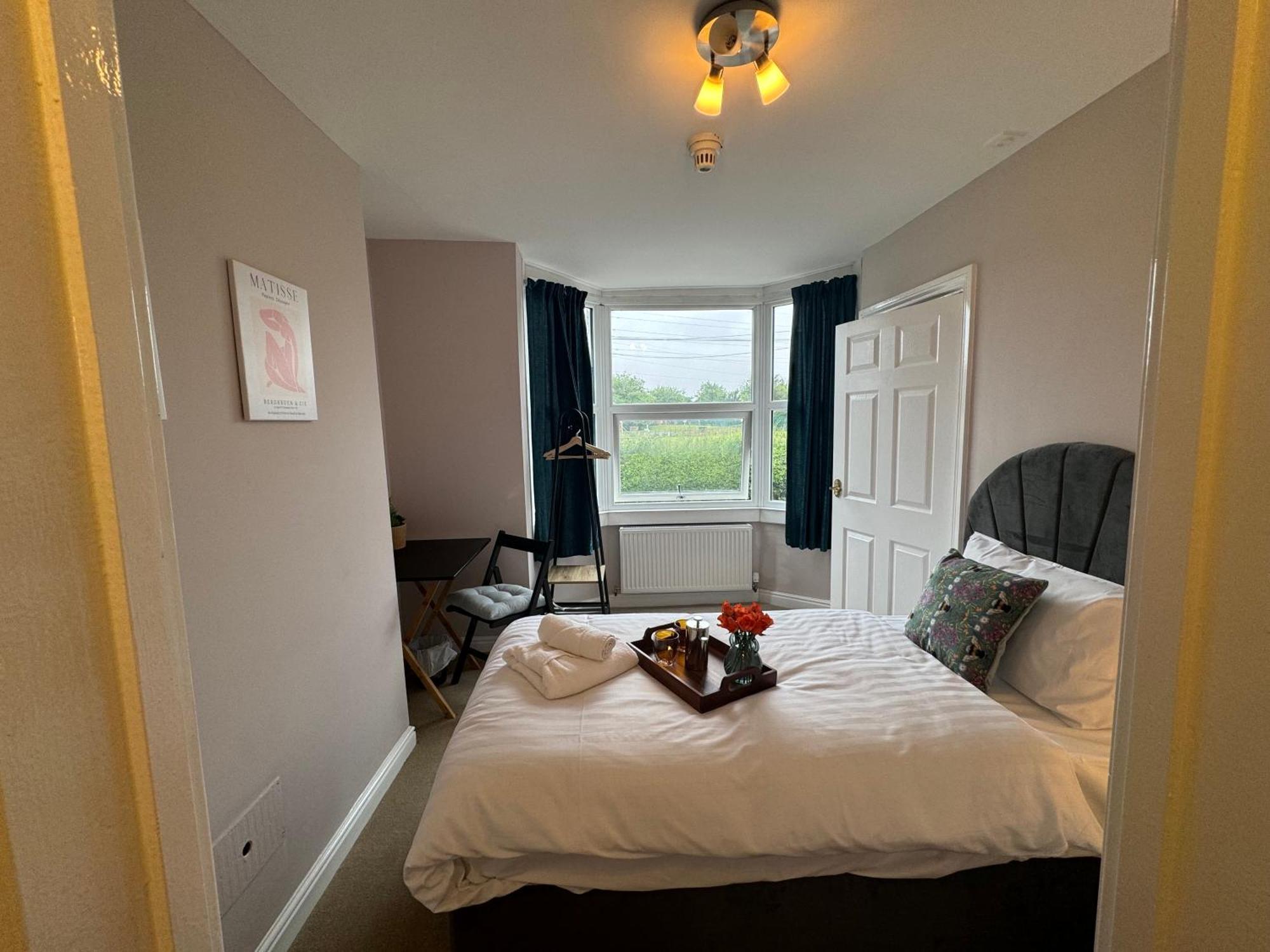 Spacious Home, Walk To Centre & Free Parking *