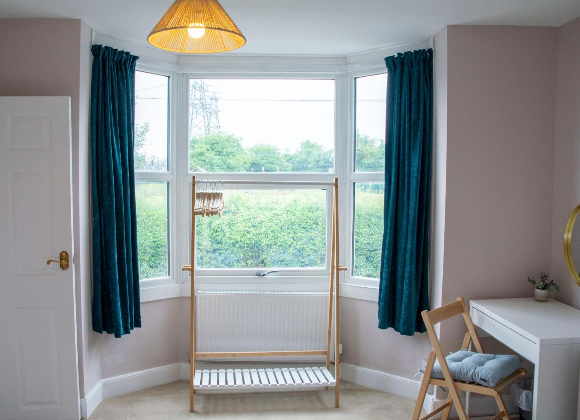 Holiday home Spacious Home, Walk To Centre & Free Parking