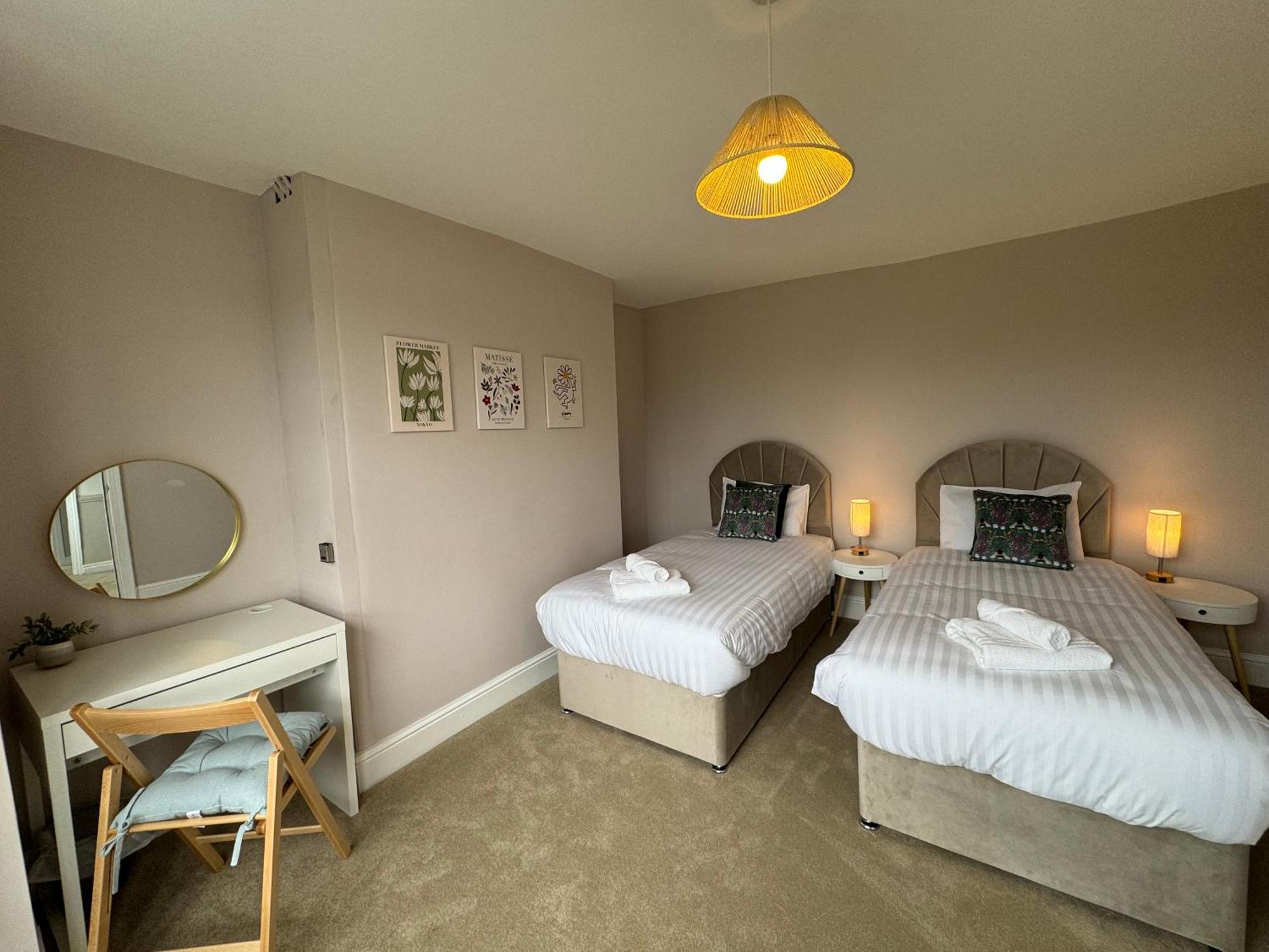 Spacious Home, Walk To Centre & Free Parking
