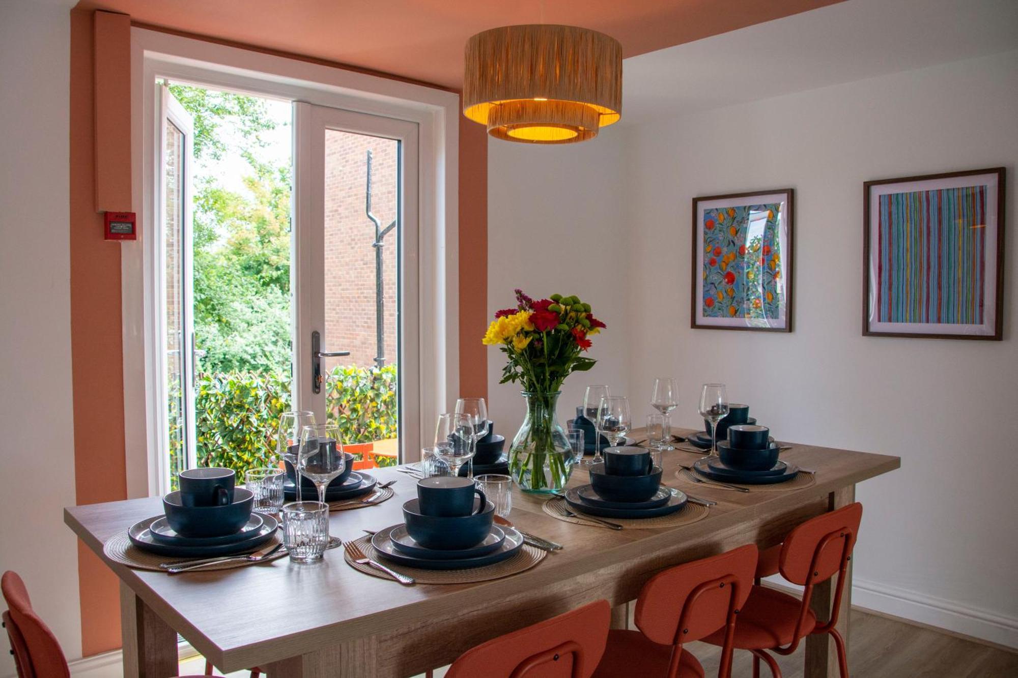 Holiday home Spacious Home, Walk To Centre & Free Parking *