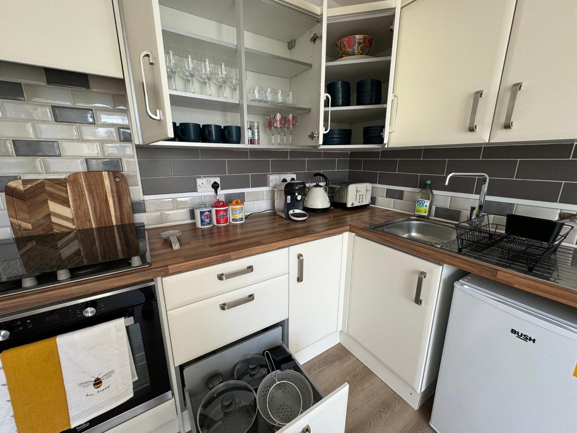 Spacious Home, Walk To Centre & Free Parking *