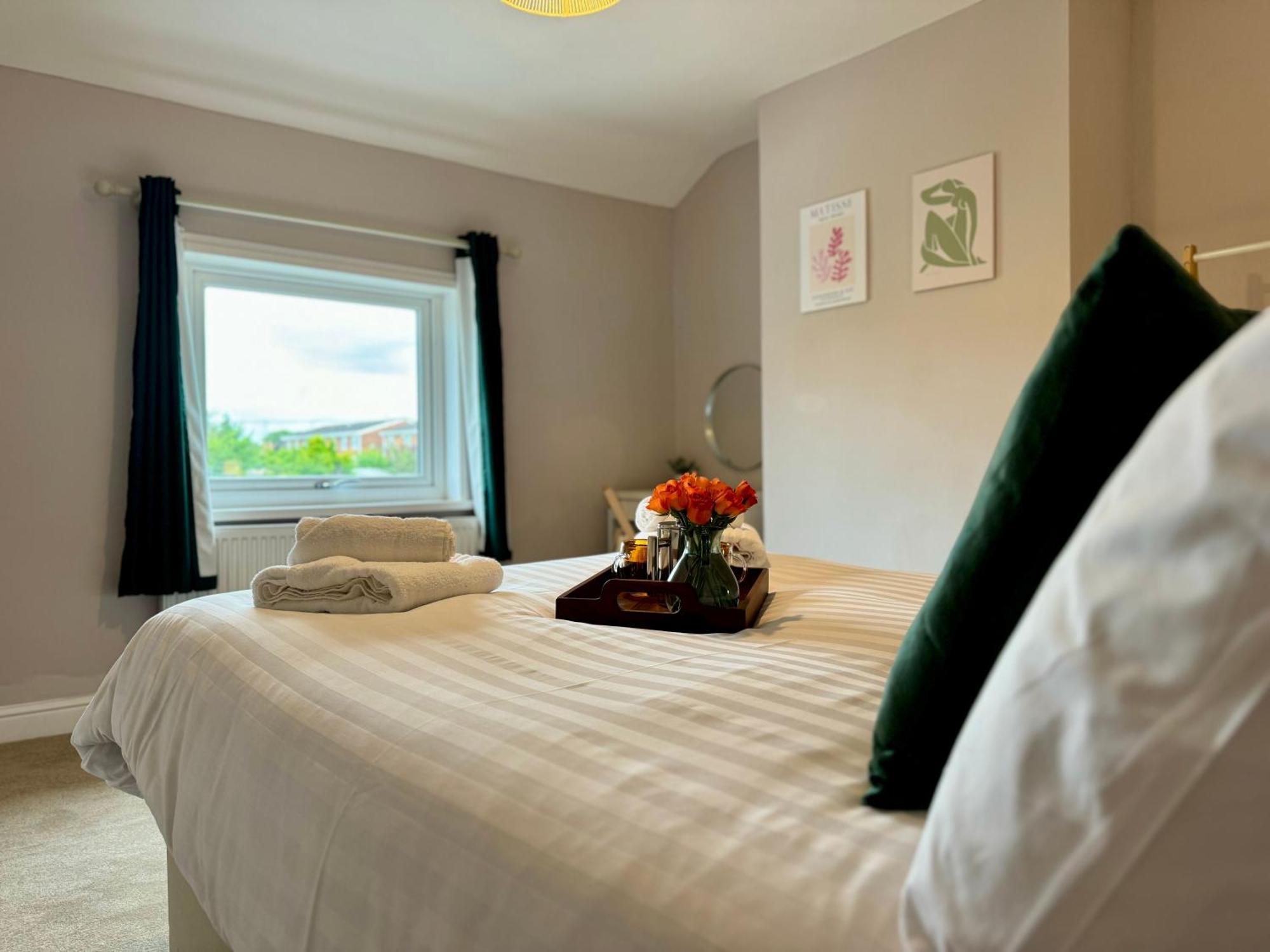 Spacious Home, Walk To Centre & Free Parking Holiday home *