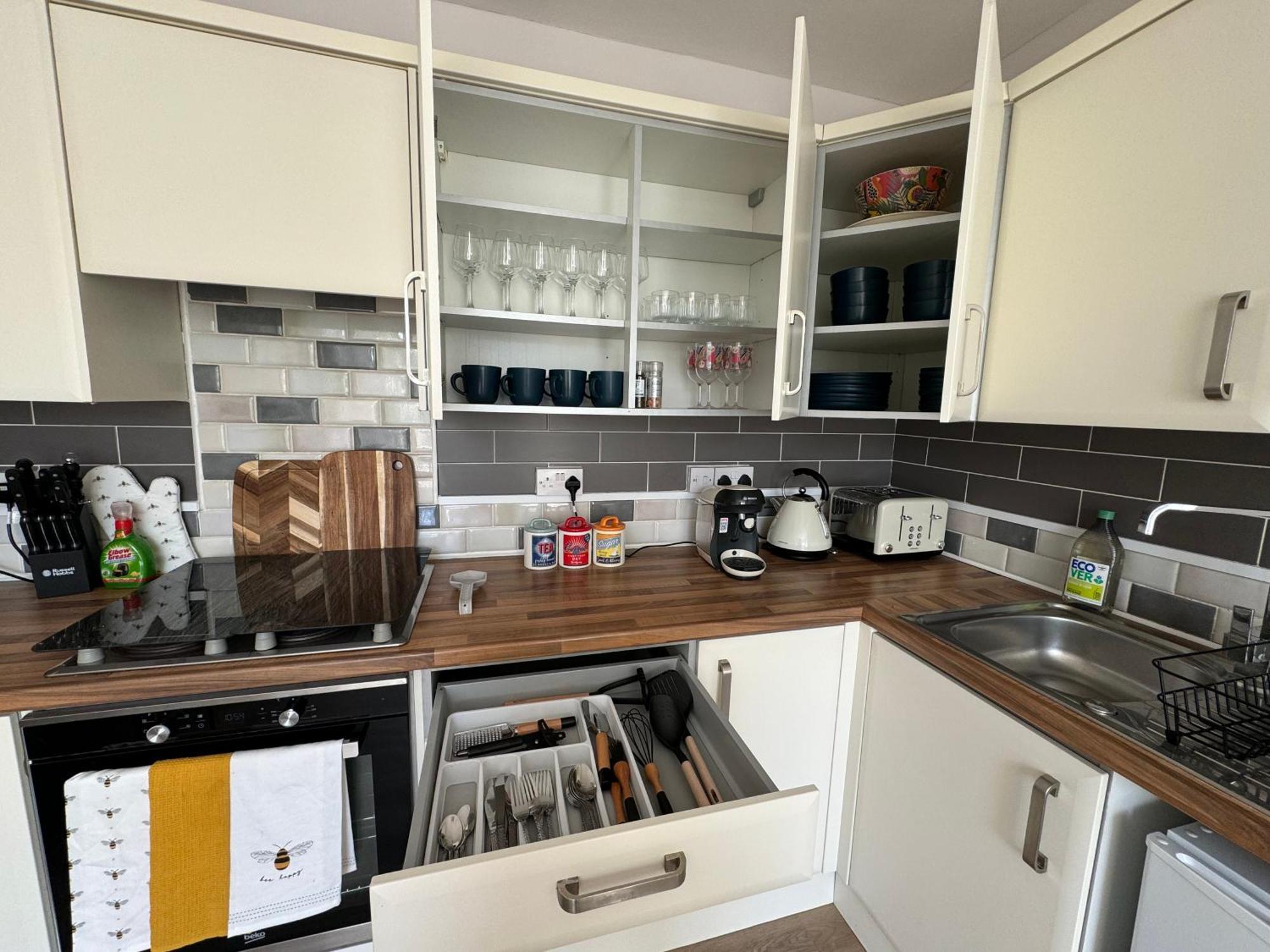Spacious Home, Walk To Centre & Free Parking