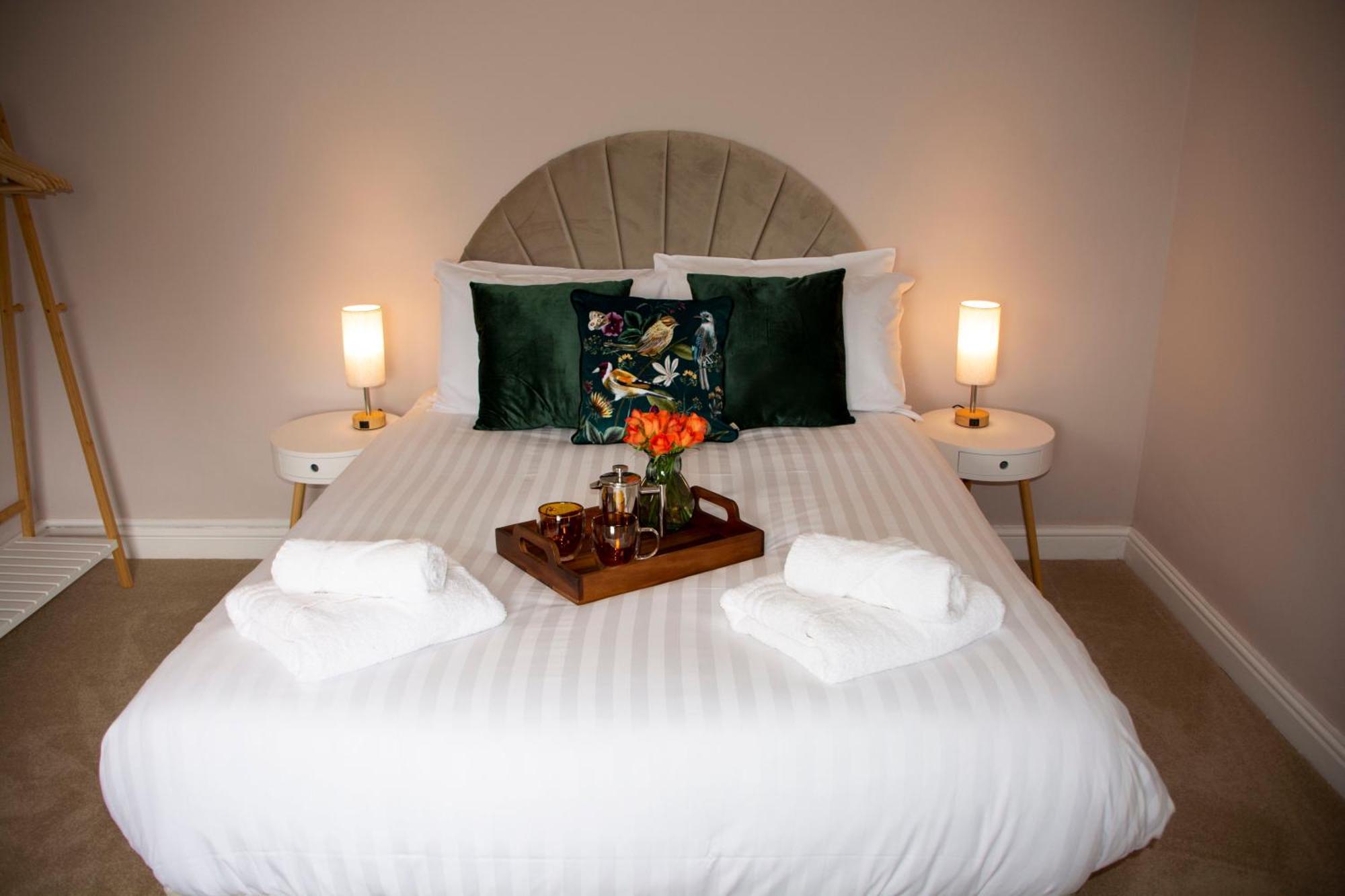Holiday home Spacious Home, Walk To Centre & Free Parking *