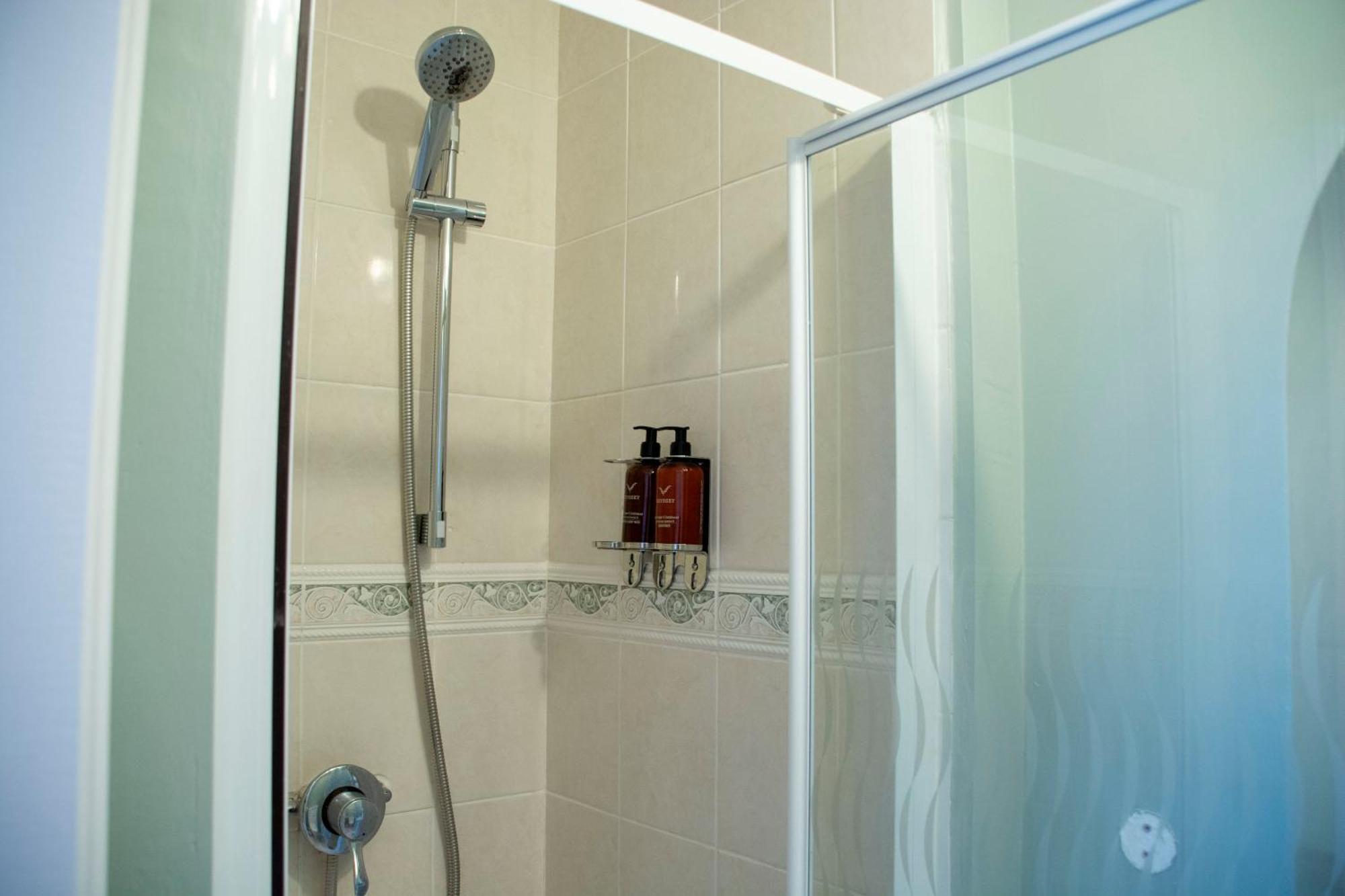 Holiday home Spacious Home, Walk To Centre & Free Parking *