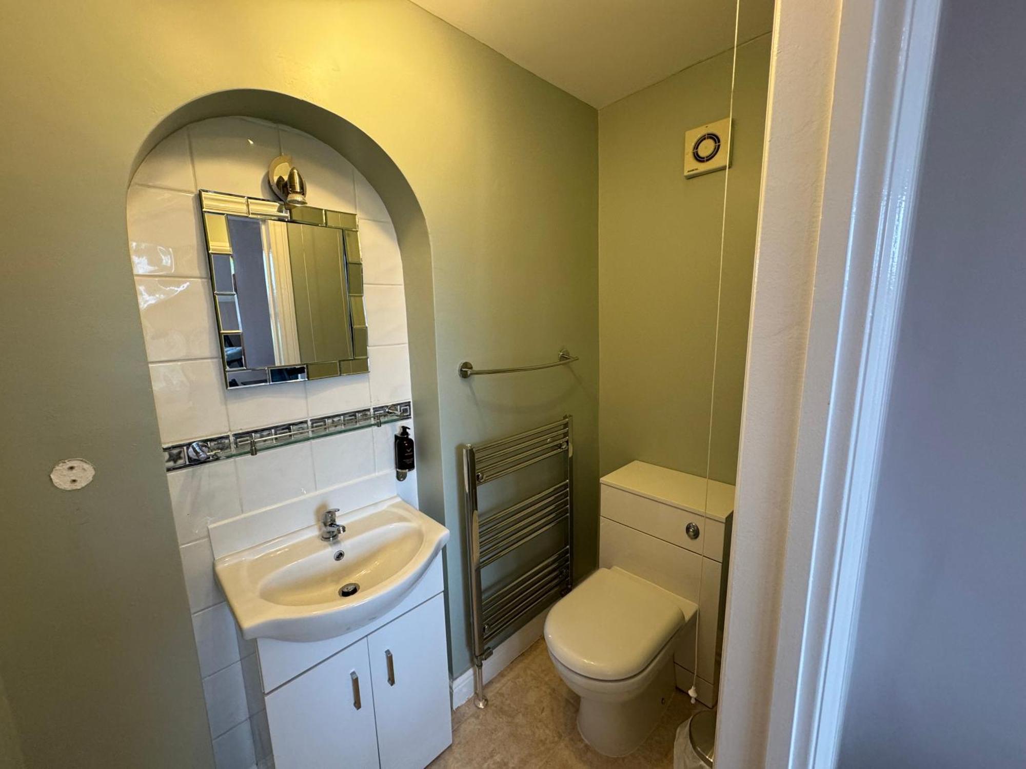 Spacious Home, Walk To Centre & Free Parking *