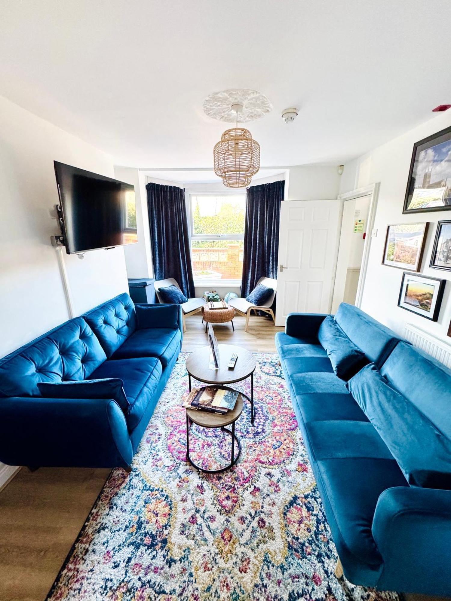 Spacious Home, Walk To Centre & Free Parking *